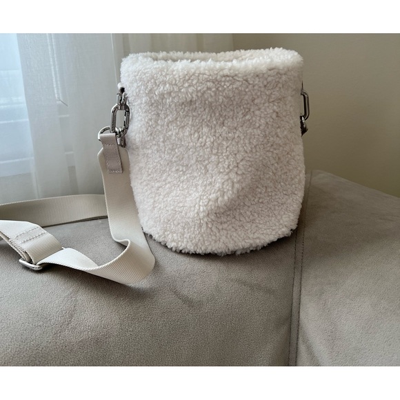 Lululemon Sherpa Crossbody Cream bucket Bag
NWOT - Picture 5 of 8